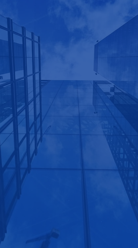 Imagem de um prédio visto de baixo com uma colorização azul das cores do atendeai